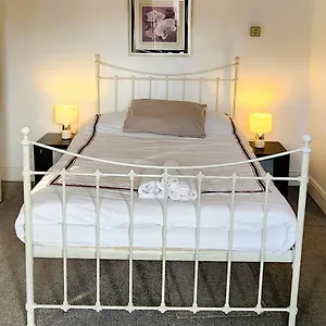 Spacious Ensuite With Charming Bay Window Homestay